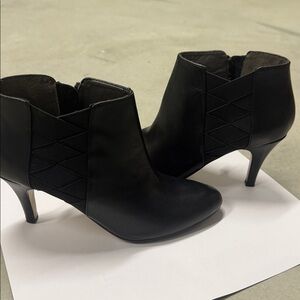Adrienne Vittadini Black Leather Toulah Booties size 6.5